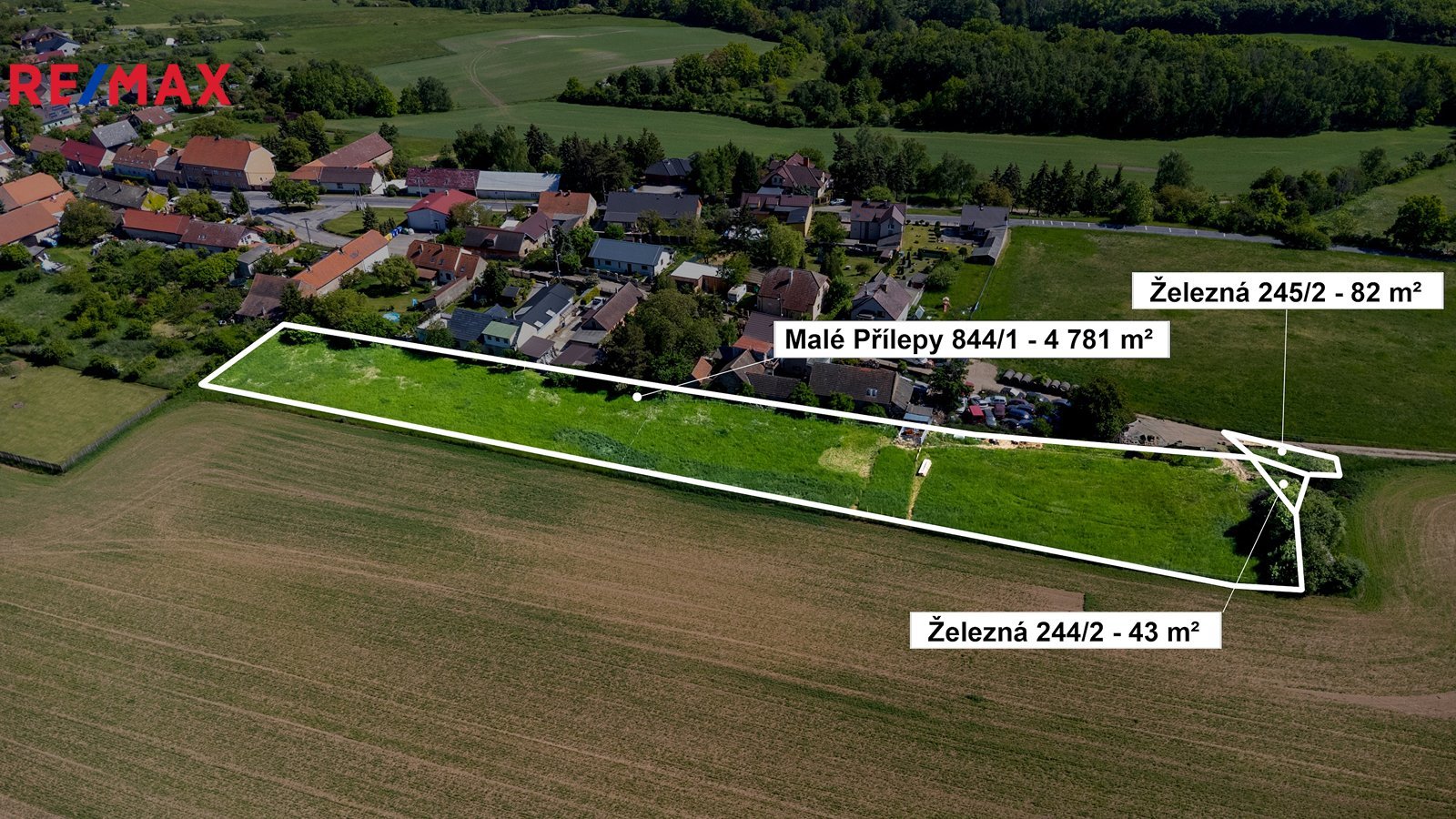 Pozemek pro bydlení v Chyňavě, letecký pohled s vyznačenou hranicí