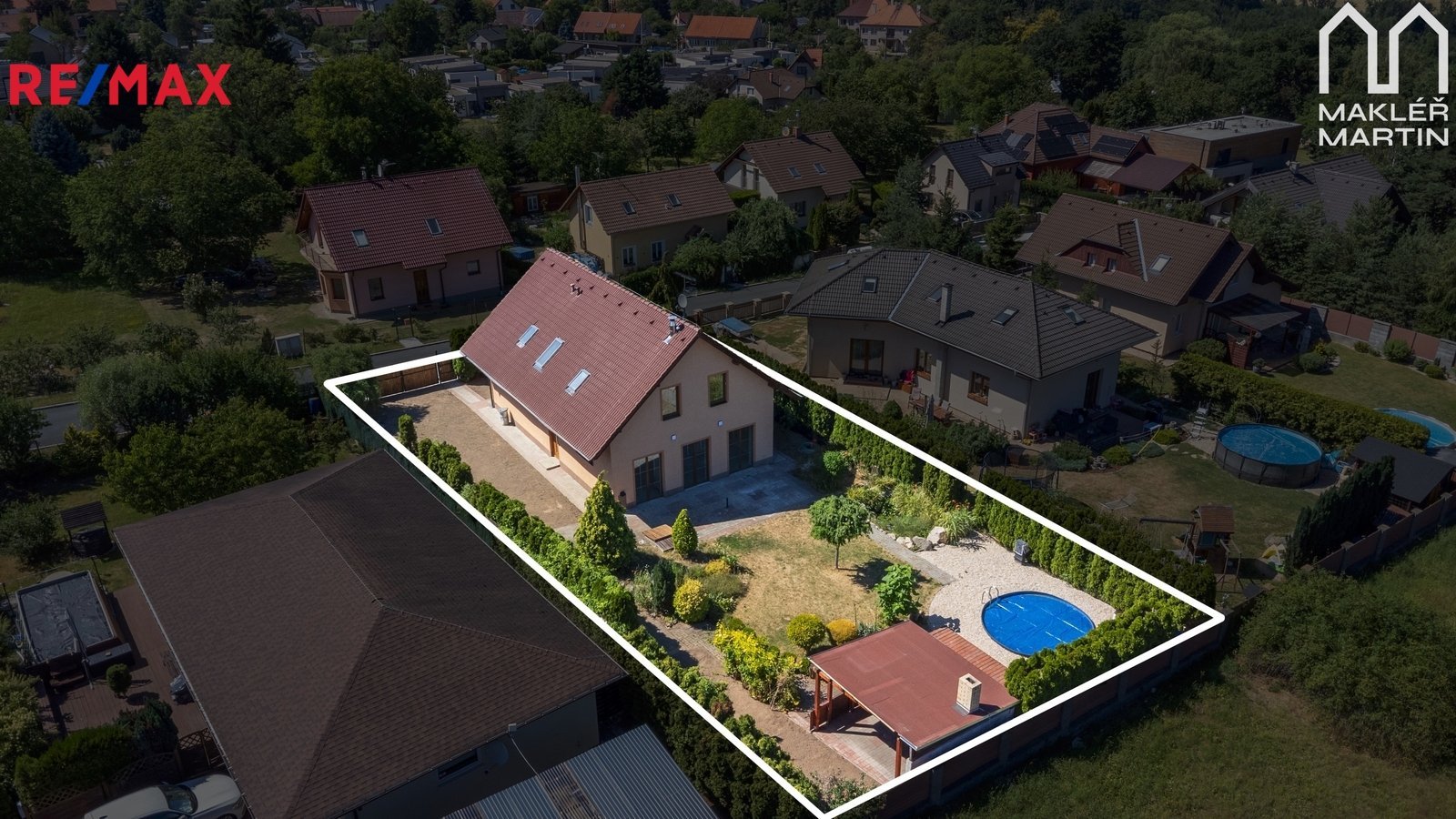 Rodinný dům se zahradou a bazénem v Doubravici, letecký pohled